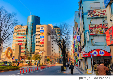 東京　墨田区の都市風景　北斎通りの繁華街とアルカキット錦糸町 88492721