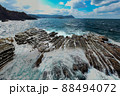 海、ダイナミックな岩 88494072