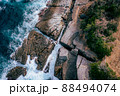 海、ダイナミックな岩 88494074