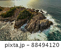 海、ダイナミックな岩 88494120