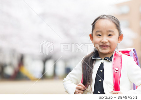 小学校に入学する女の子 小学校に入学する女の子 88494551