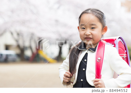 小学校に入学する女の子 88494552