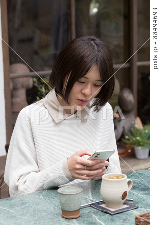 カフェでくつろいでいる女性 88494693