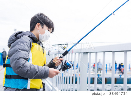 釣りを楽しむ男の子 釣りを楽しむ男の子 88494734