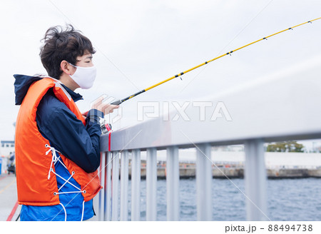 釣りを楽しむ男の子 88494738