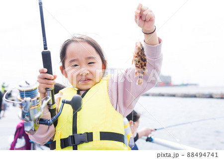 釣りを楽しむ女の子 釣りを楽しむ女の子 88494741