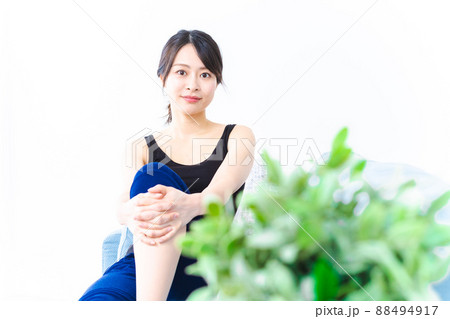 ソファでリラックスをする若い女性 ソファでリラックスをする若い女性 88494917