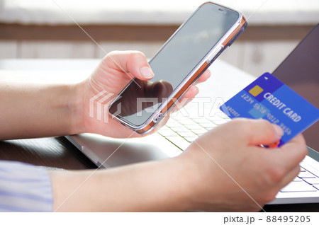 スマホとクレジットカードを持つ女性 88495205