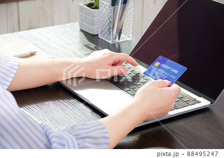 パソコンにクレジットカード情報を入力する女性 88495247
