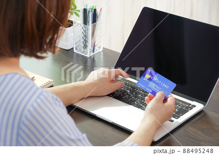 パソコンにクレジットカード情報を入力する女性 88495248