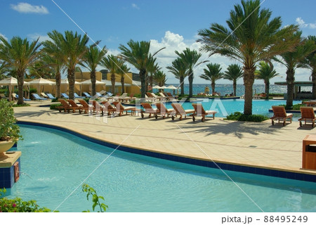 カリブ海セントマーチン島 リゾートホテルのプールサイド カリブ海セントマーチン島 リゾートホテルのプールサイド 88495249
