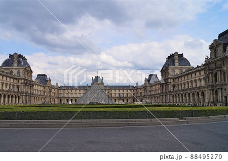 フランス パリのルーブル美術館 88495270