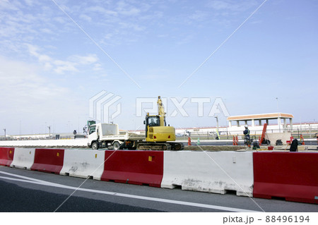 道路拡張をしている工事現場 88496194