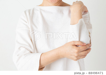 肘を痛がるミドル女性 88496471