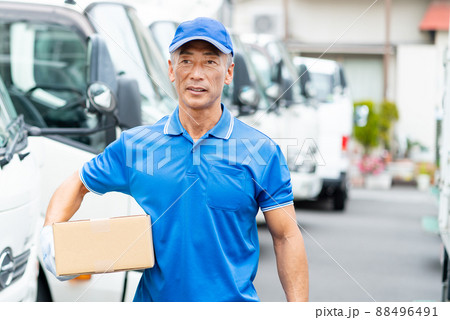 宅配便で働くミドルの男性ドライバー 88496491