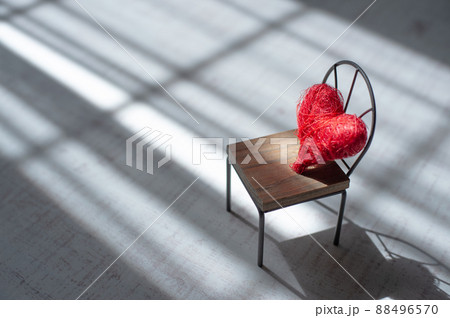 窓辺に置いた椅子とハートの小物 88496570