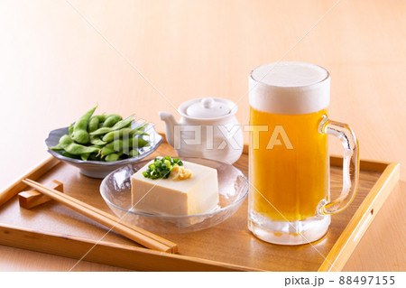 自宅でビールを楽しむ 自宅でビールを楽しむ 88497155