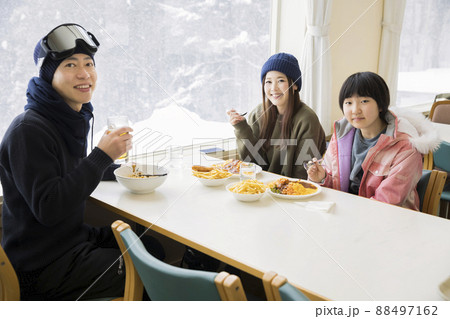 スキー場のレストハウスでお昼休憩をとる家族 88497162