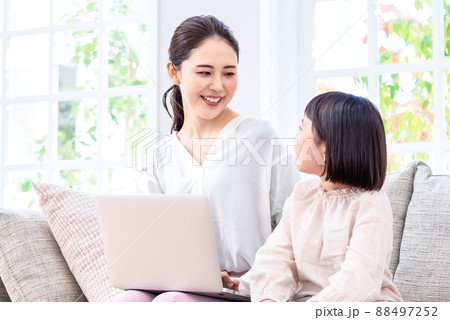 自宅で仕事をする母親と話しかける子供 88497252