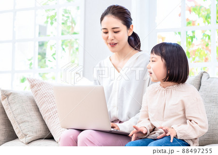 自宅で仕事をする母親と話しかける子供 88497255