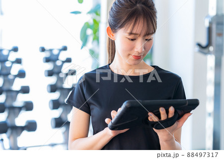 ジムのインストラクター 88497317