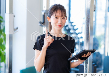 ジムのインストラクター 88497403
