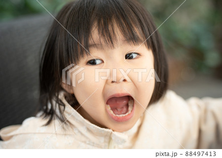 口を大きく開ける4歳の子供（育児・子育て・歯・虫歯） 88497413