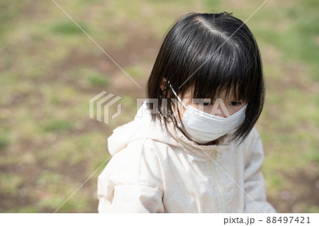 落ち込むマスクをした4歳の子供（育児・子育て） 88497421