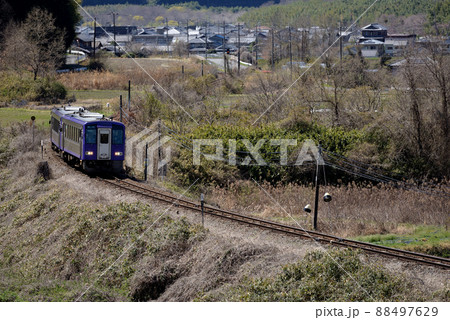 関西本線を走るキハ120系普通列車 関西本線を走るキハ120系普通列車 88497629