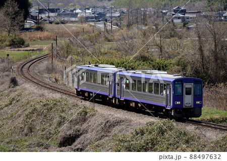 関西本線を走るキハ120系普通列車 関西本線を走るキハ120系普通列車 88497632