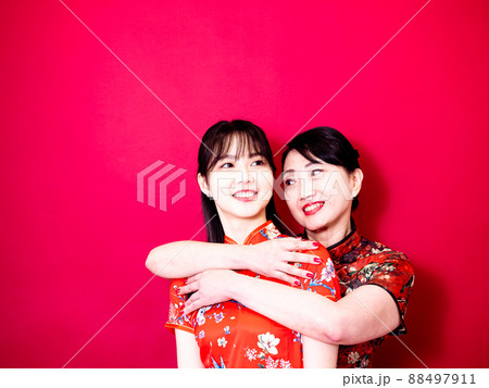 だっこ 抱き合う 抱きしめる 88497911