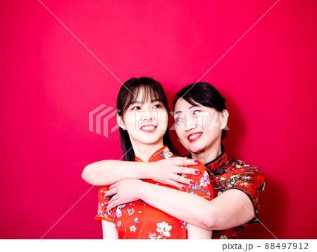 だっこ 抱き合う 抱きしめる 88497912