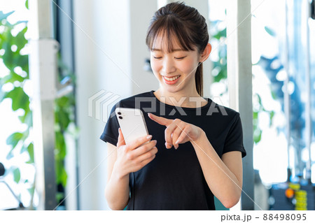 ジムのインストラクター 88498095