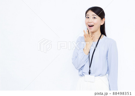 笑顔でびっくりしている30代のビジネスウーマン 88498351