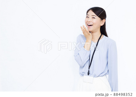 笑顔でびっくりしている30代のビジネスウーマン 88498352