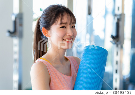 ヨガマットを持つ若い女性 ヨガマットを持つ若い女性 88498455