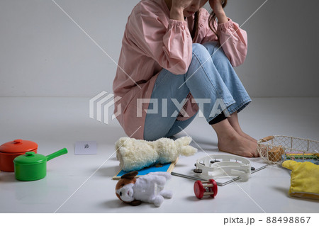 頭を抱える保育士　Childminder 88498867