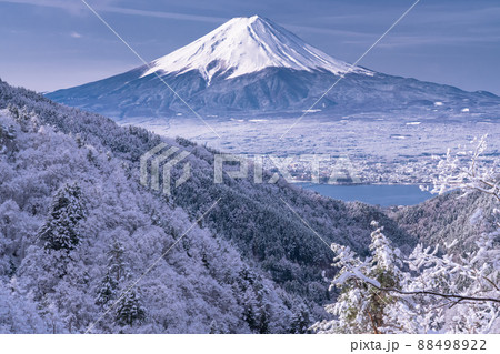 《山梨県》富士山と樹氷・日本の冬景色 88498922