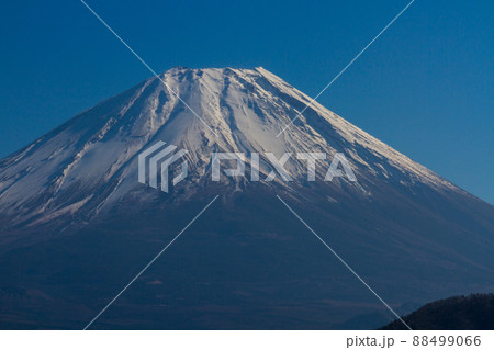 山梨県南巨摩郡身延町　本栖湖からの富士山風景 88499066