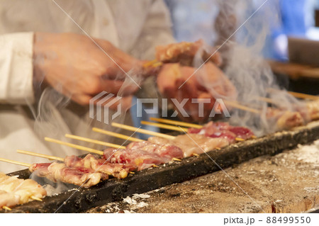 焼鳥を焼くシーン 88499550