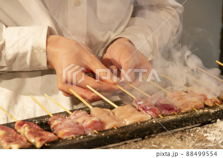 焼鳥を焼くシーン 焼鳥を焼くシーン 88499554