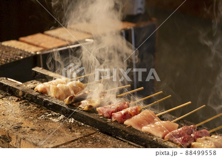 焼鳥を焼くシーン 焼鳥を焼くシーン 88499558