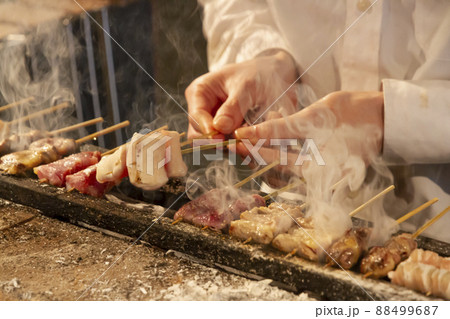 焼鳥を焼くシーン 焼鳥を焼くシーン 88499687