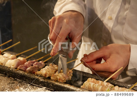 焼鳥を焼くシーン 88499689