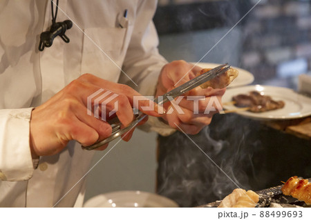 焼鳥を焼くシーン 88499693