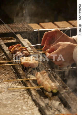 焼鳥を焼くシーン 焼鳥を焼くシーン 88499698