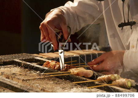焼鳥を焼くシーン 焼鳥を焼くシーン 88499706