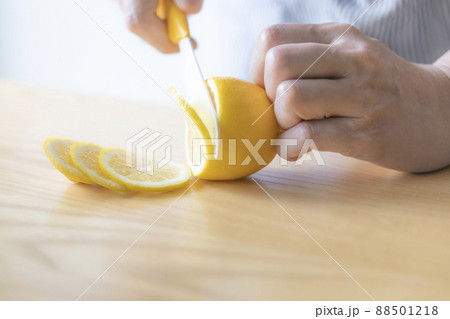 レモンをカットしている男性 88501218