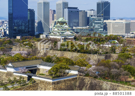 大阪城と大阪ビジネスパーク 桜が満開の季節 大阪城と大阪ビジネスパーク 桜が満開の季節 88501388