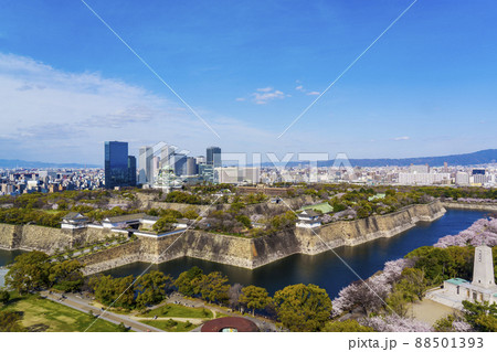 大阪城と大阪ビジネスパーク　桜が満開の季節 88501393